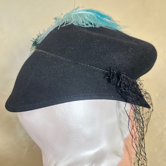 IMPRESSIVE 1940s\' BLACK FELT TILT HAT WITH AQUA FEATHER & BLACK VEIL main image 13